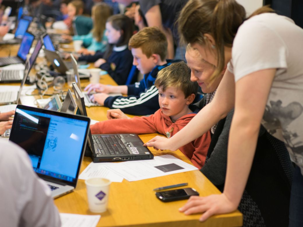 CoderDojo volunteer helps class